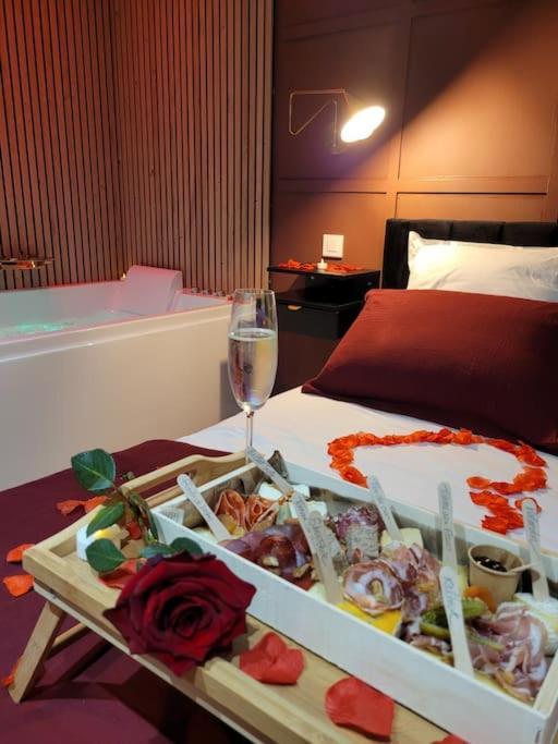 Nuit D'Evasion Love Room Avec Baignoire Balneotherapie Тулон Екстер'єр фото