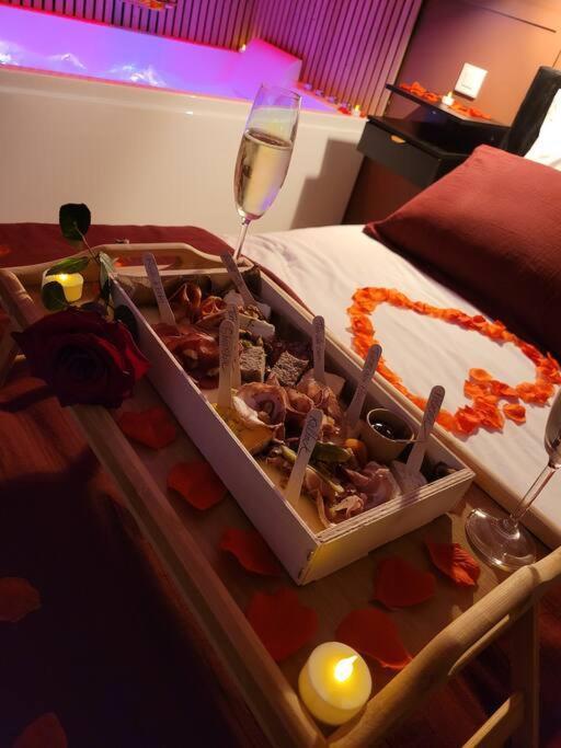 Nuit D'Evasion Love Room Avec Baignoire Balneotherapie Тулон Екстер'єр фото