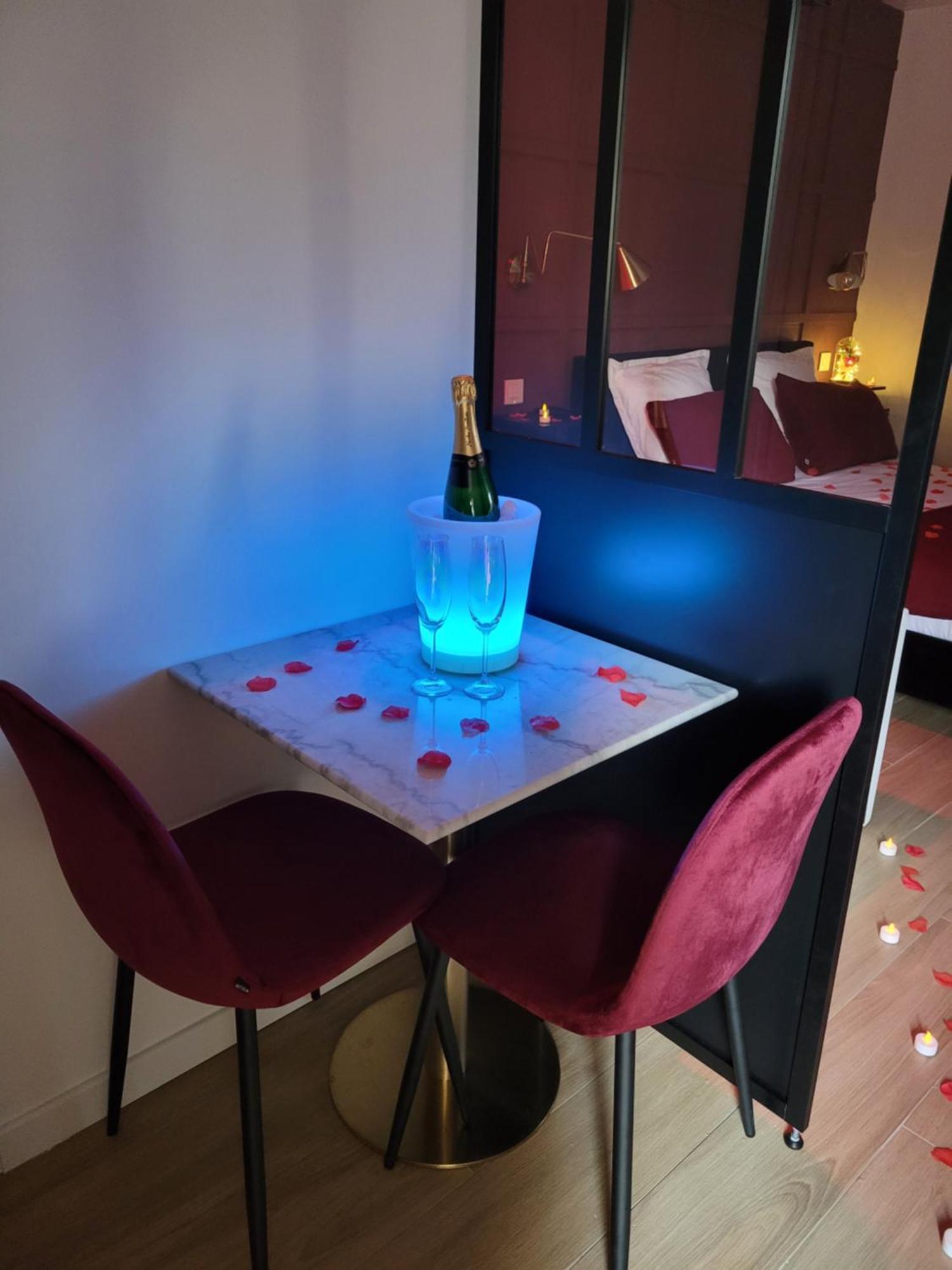 Nuit D'Evasion Love Room Avec Baignoire Balneotherapie Тулон Екстер'єр фото