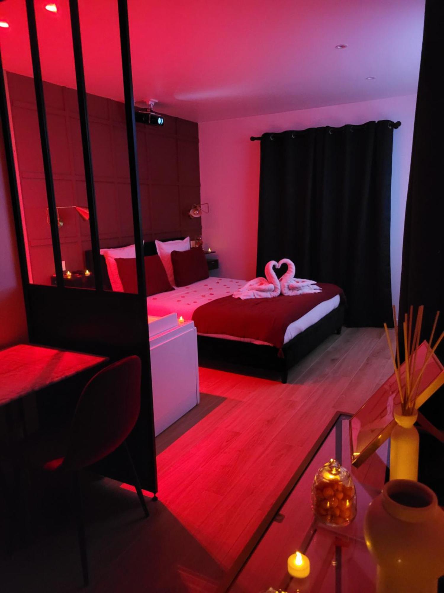 Nuit D'Evasion Love Room Avec Baignoire Balneotherapie Тулон Екстер'єр фото